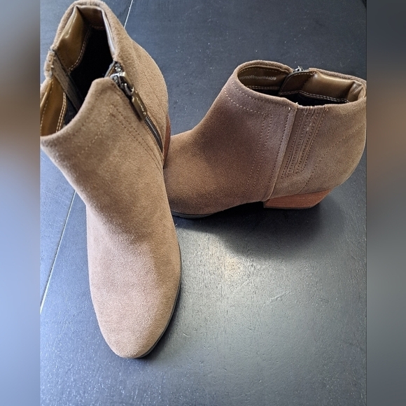 Blondo Chelsea Tan Suede Ankle Bootiel  Size 8.5 - Picture 4 of 12